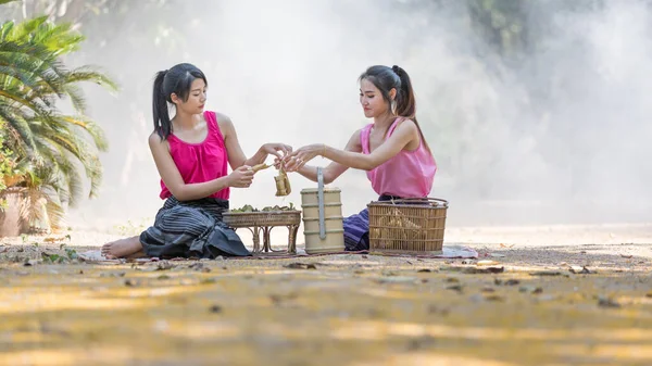 Two Thai Girls Picnic Park — Foto de Stock