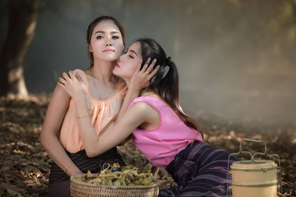 Dois Sexy Jovens Modelos Tailândia Jardim — Fotografia de Stock