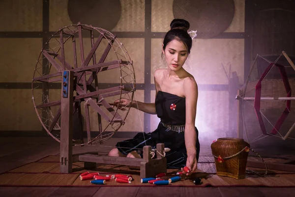 Portrait Asian Woman Siting Spinning Tread Handmad Ancient Style Lighttings — Stok Foto