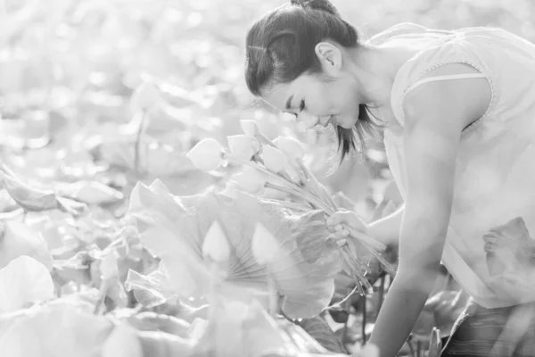 Тайская Модель Изгибает Цветы Лотоса Счастливо Улыбается Винтажное Фото — стоковое фото