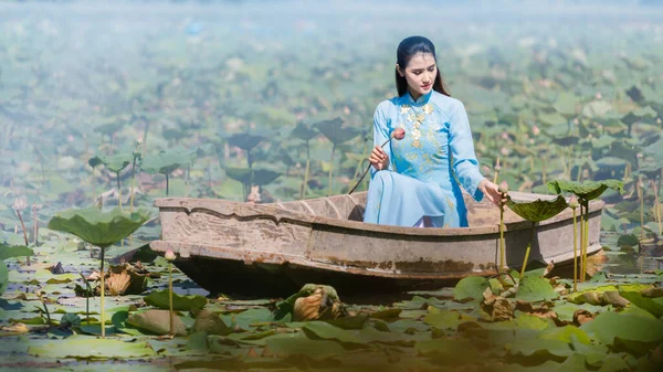 Modelo Vestido Azul Vietnam Está Remando Colección Lotos — Foto de Stock