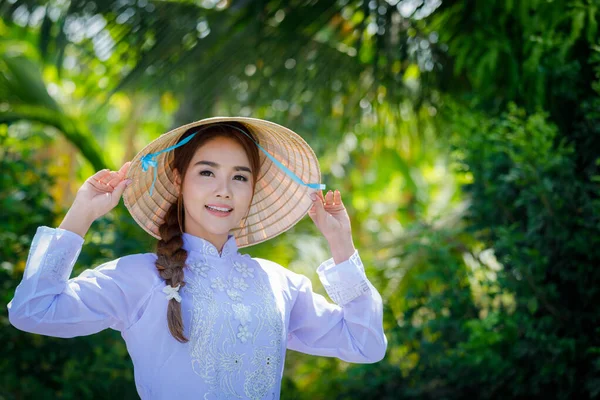 Modelo Tailandês Branco Vestido Vietnamita Está Sorrindo — Fotografia de Stock