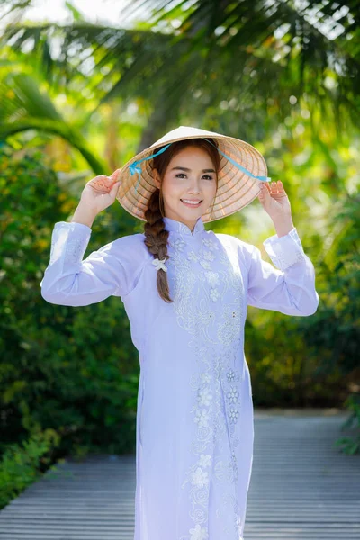 Modelo Tailandés Vestido Vietnamita Blanco Sonríe —  Fotos de Stock