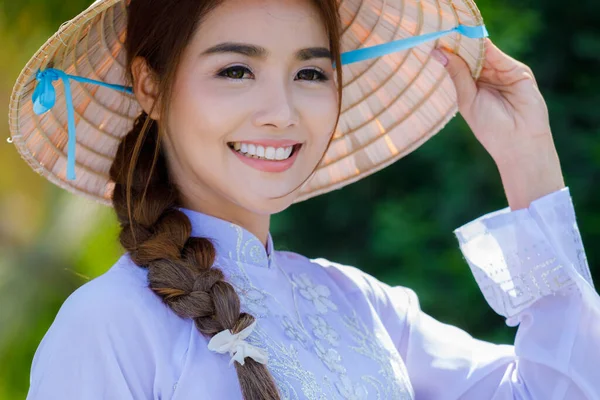 Modelo Tailandês Branco Vestido Vietnamita Está Sorrindo — Fotografia de Stock