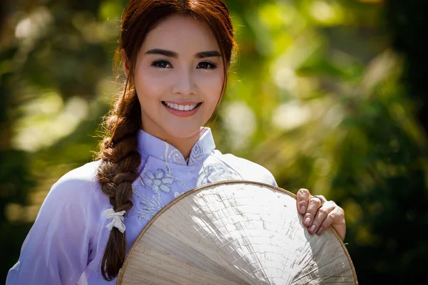 Vietnamlı Beyaz Elbiseli Tayland Modeli Gülümsüyor — Stok fotoğraf