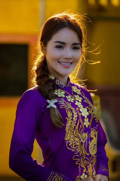 ベトナムのドレスパープルのタイモデルが笑顔バックライトホワイトバランスオレンジ効果 — ストック写真