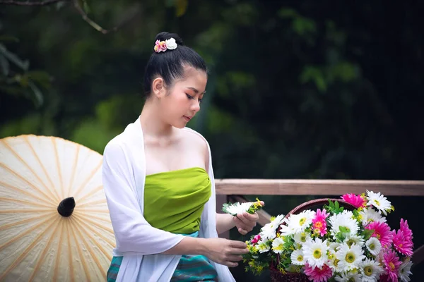 Junge Asiatische Mädchen Nördlichen Thailändischen Kleid Mit Regenschirm Und Blumen — Stockfoto