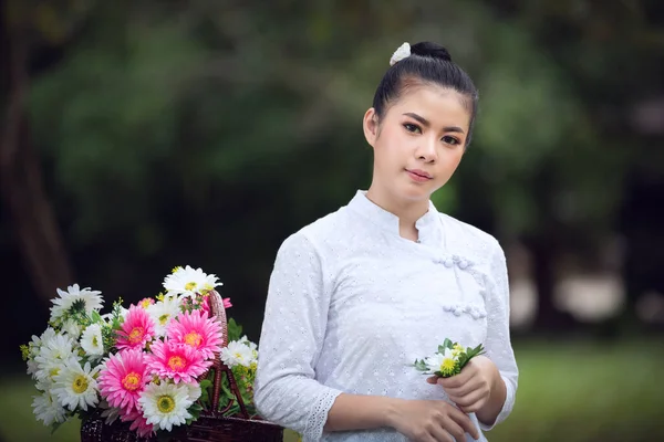 Junge Asiatische Mädchen Nördlichen Thailändischen Kleid Mit Blumen Grünen Park — Stockfoto