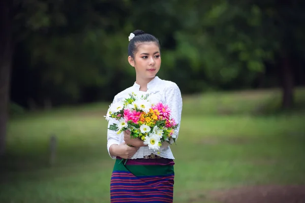 Jovem Asiático Menina Norte Tailandês Vestido Local Com Flores Verde — Fotografia de Stock