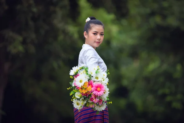 Νεαρή Ασιάτισσα Στο Βόρειο Ταϊλανδέζικο Φόρεμα Τοπικό Λουλούδια Στο Πράσινο — Φωτογραφία Αρχείου