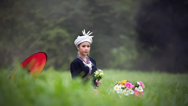 Молодая Азиатская Девушка Северной Части Таиланда Одеваются Местные Зонтиком Цветами — стоковое фото