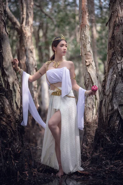 Tailandês Mulheres Ásia Menina Branco Cobra Vestido Conceito Relaxante Jardim — Fotografia de Stock