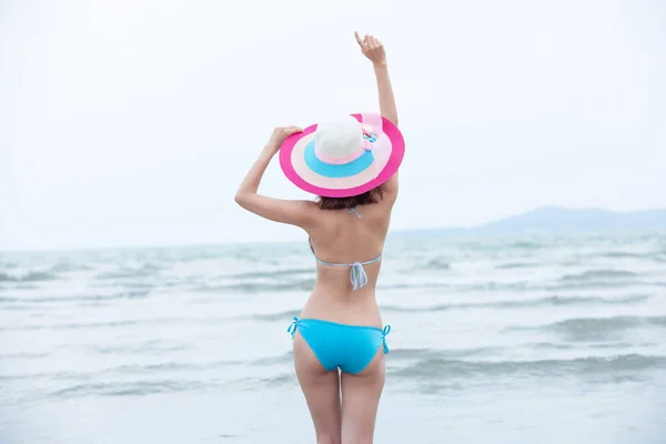 Thaï Touristes Bikini Bleu Porter Chapeau Rose Sur Plage Par — Photo