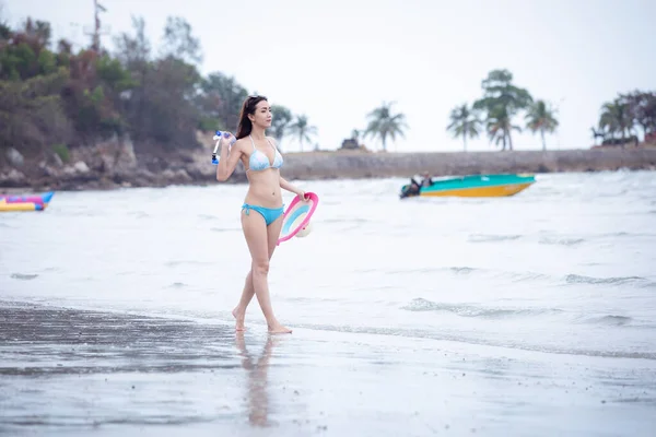 Mulheres Asiático Menina Biquíni Andando Relaxamento Mar Praia Verão Férias — Fotografia de Stock