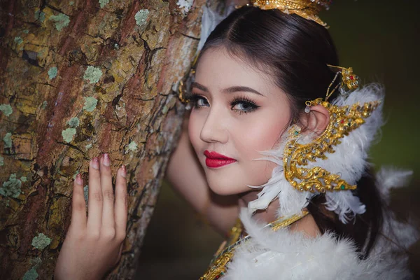 Potret Kehidupan Gadis Muda Gaun Kinnaree Hutan Nasional Thailand — Stok Foto