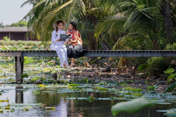 Dos Modelos Tailandeses Vestido Vietnamita Están Hablando Sobre Contenido Del — Foto de Stock