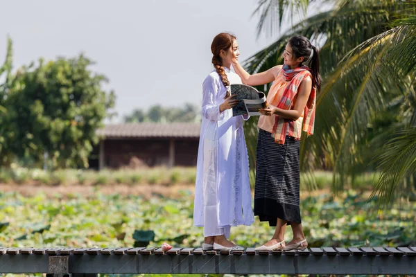 Dos Modelos Tailandeses Vestido Vietnamita Están Hablando Sobre Contenido Del — Foto de Stock