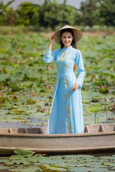Modelo Tailandés Vestido Vietnamita Puesto Pie Azul Barco Estanque Loto — Foto de Stock