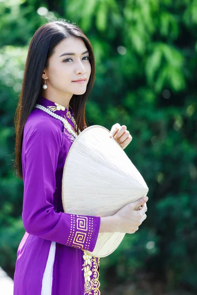 タイのモデルベトナムの紫のドレスの笑顔美しい — ストック写真