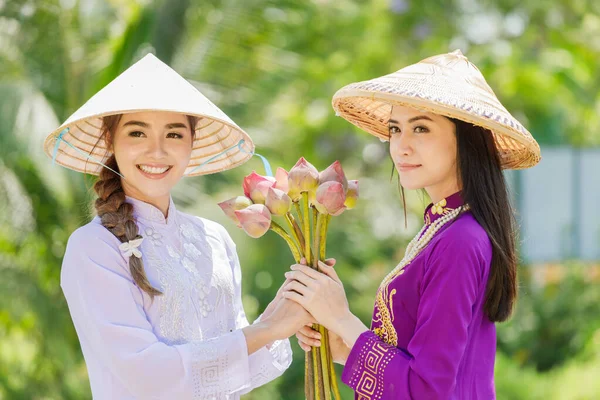 Moddels Branco Roxo Vestido Vietnamita Estão Segurando Lótus — Fotografia de Stock