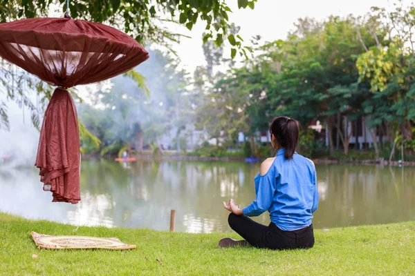 Chica Practicando Meditación Lugar Para Practicar Meditación Para Relajarse Enfoque — Foto de Stock