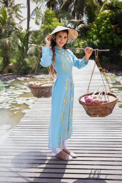 Modelo Tailandês Vestido Azul Vietnamita Estão Comprando Cestas Lótus Rosa — Fotografia de Stock