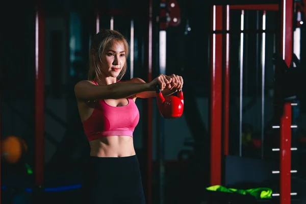 Asiatisk Kvinna Rosa Sportkläder Klient Motion Med Kettlebells Gym — Stockfoto