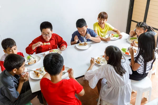 Grupo Crianças Asiáticas Almoçando Escola Verão — Fotografia de Stock