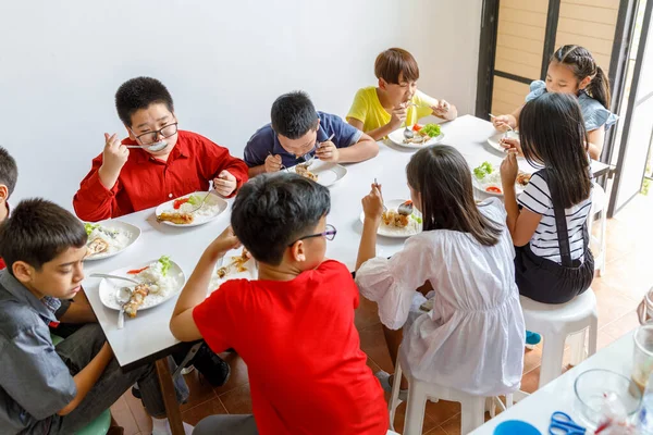 Gruppo Bambini Asiatici Che Pranzano Nella Scuola Estiva — Foto Stock