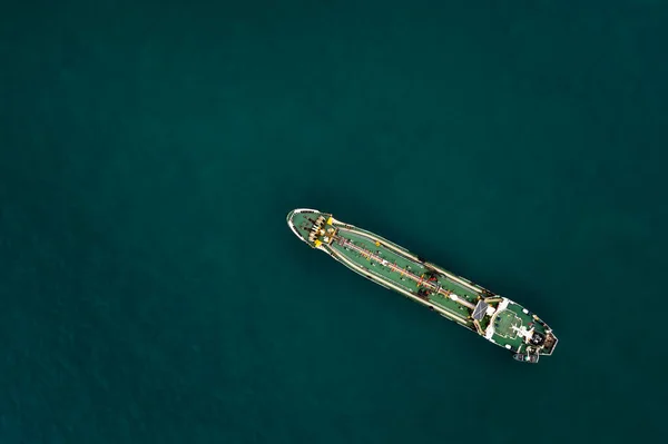 Olie Gas Schip Groen Drijvend Groene Zee Achtergrond Bovenaanzicht — Stockfoto