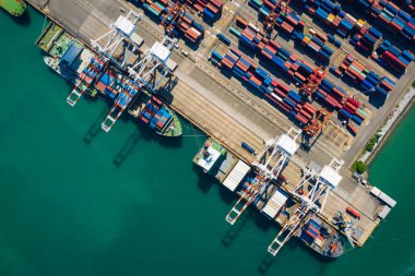 kargo konteynırları taşıma ve nakliye terminalleri üst görünümde