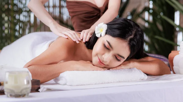Bonita Jovem Mulher Asiática Deitado Relaxante Spa Salão Massagem — Fotografia de Stock
