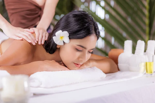 Bonita Jovem Mulher Asiática Deitado Relaxante Spa Salão Massagem — Fotografia de Stock