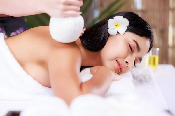 Piękna Młoda Azjatycka Kobieta Leżąc Relaks Spa Salon Masażu — Zdjęcie stockowe