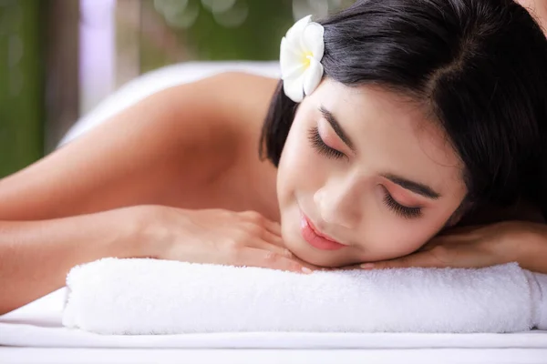 Primer Plano Hermosa Joven Asiática Mujer Tumbada Relajante Salón Spa — Foto de Stock