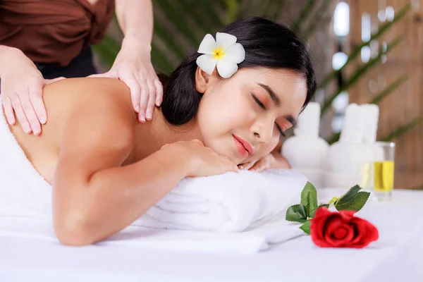 Zbliżenie Piękny Młody Azji Kobieta Leżąc Relaks Spa Salon Masaż — Zdjęcie stockowe