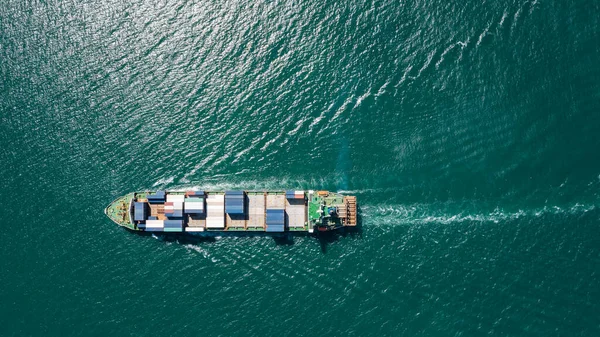 Vista Aérea Buque Portacontenedores Flotando Mar Verde Negocios Industria Transporte —  Fotos de Stock