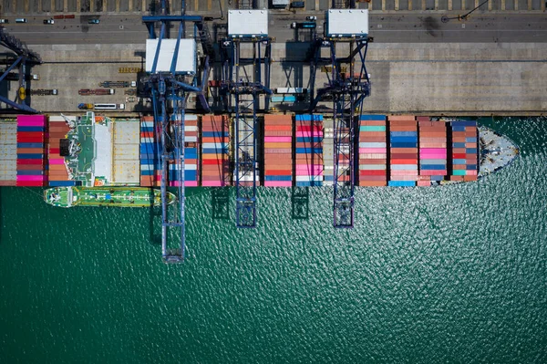 비즈니스 서비스 컨테이너 물류를 바다로 운송하고 화물을 운송하고 크레인 트레일러에 — 스톡 사진
