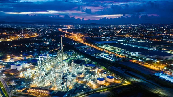 Zona Refinería Por Noche Iluminación Paisaje Urbano Con Cielo Azul —  Fotos de Stock