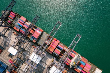 Konteynırlar ticari nakliye limanı ve konteynır gemisi vinç küresel ticaret ve sanayi hizmetleri ile yükleme dünya çapında ihracat ihracatı insansız hava aracından deniz fotoğraflarına aktarılıyor. 