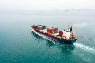 Konteynır gemisi, Asya Pasifik ve Avrupa da dahil olmak üzere dünya çapında kargo lojistik ithalat ve ihracat malları taşımak için denizde tam hız yol gidiyor. 