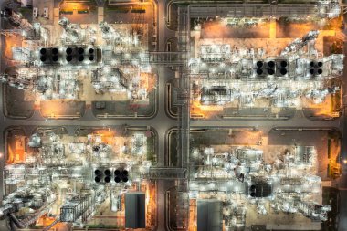 Aerial top view OIL ve GAS LPG, NGV, depolama tankı, kimyasal, petrol, petrokimya, rafineri ürünü, küresel ticaret ve sanayi ticari yakıt ve enerji taşımacılığı ithalatı dünya çapında,