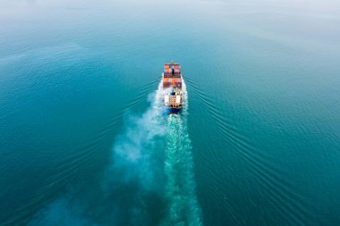 Konteynır gemisi, ticari ticaret lojistiği ve deniz aşırı taşımacılığıyla taşıdığı konteynır kutusu küresel iş teslimatı kargosuyla İHA 'dan dünya çapında hava manzaralı fotoğraf 