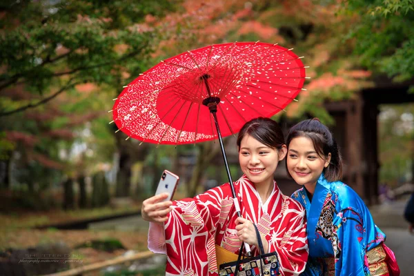 Kyoto Japan November 2019 기모노를 소녀가 가을철에 공원에서 스마트 카메라로 — 스톡 사진