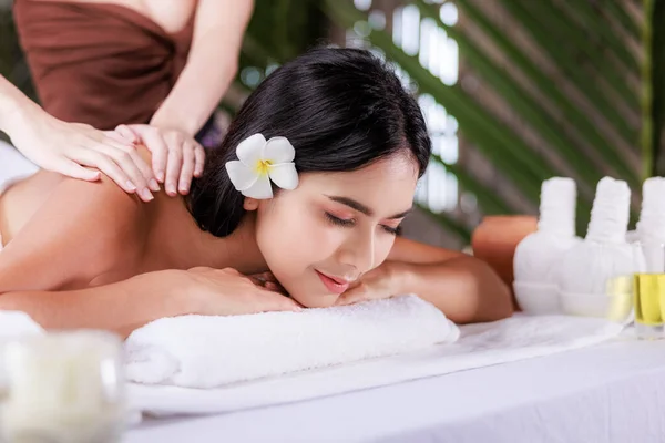 Mooie Jonge Aziatische Vrouw Liggen Ontspannen Spa Salon Massage — Stockfoto