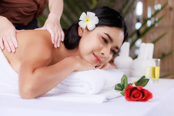 Nahaufnahme Schöne Junge Asiatin Liegt Entspannt Wellness Salon Massage Blume — Stockfoto
