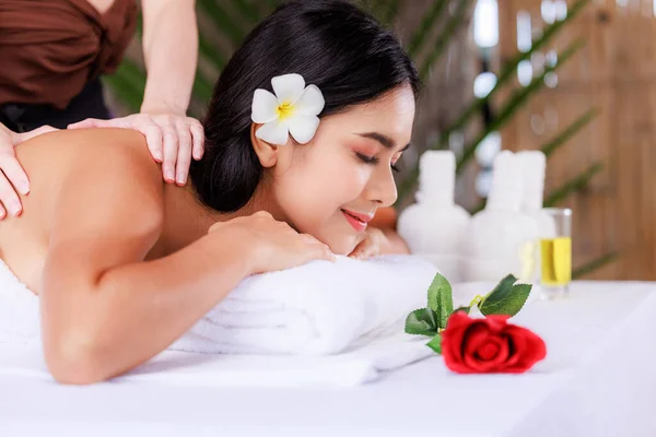 Nahaufnahme Schöne Junge Asiatin Liegt Entspannt Wellness Salon Massage Blume — Stockfoto