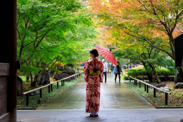 Молодий Японець Червоному Кімоно Руці Тримає Парасольку Біля Входу Парку — стокове фото