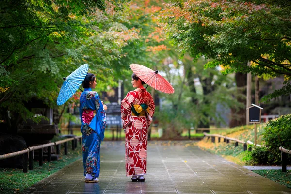 Twee Jonge Aziatische Vrouw Dragen Blauw Rood Kimono Met Paraplu — Stockfoto