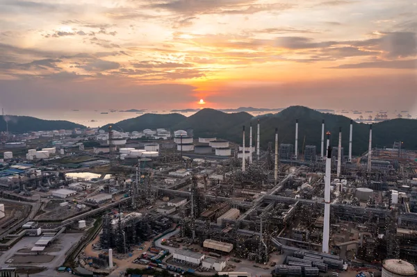 工場地帯の空中図原油 ガス産業 夕方の島の製油所貯蔵タンクと石油化学プラント日没の背景 — ストック写真